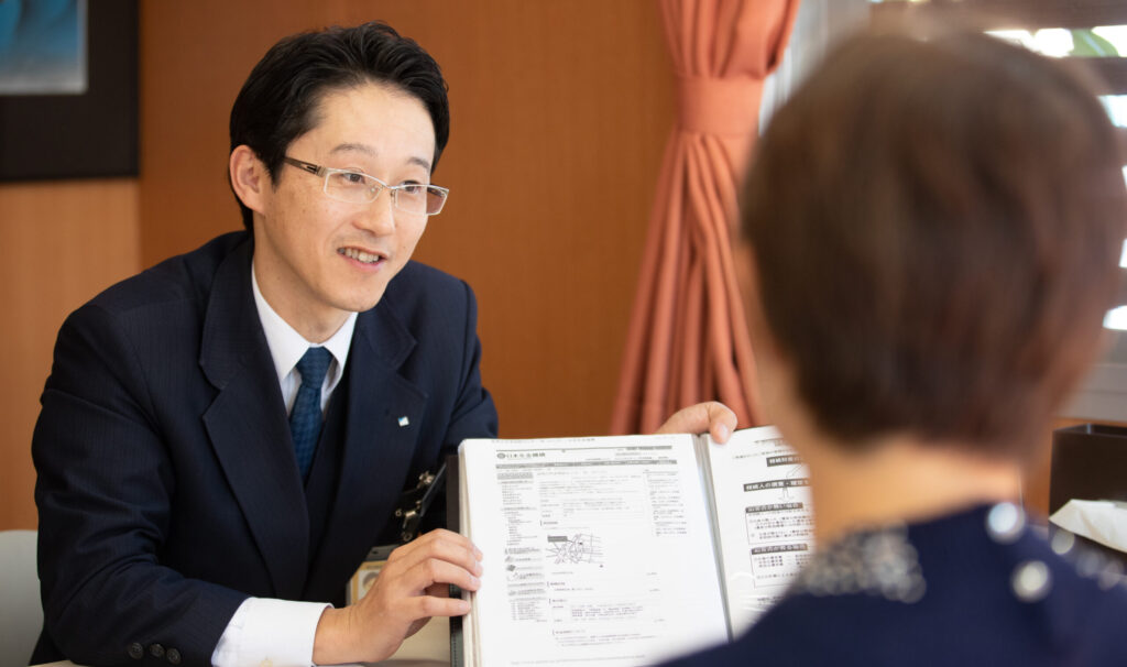 家族葬 葬儀の打合せ。お客様のご希望に合わせた よりそった葬儀プランのご提案をします。