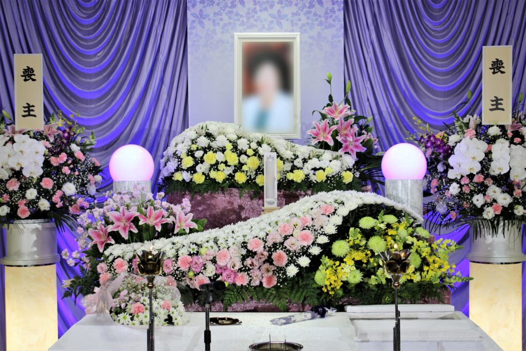 家族葬の生花祭壇ピンクと白・黄色