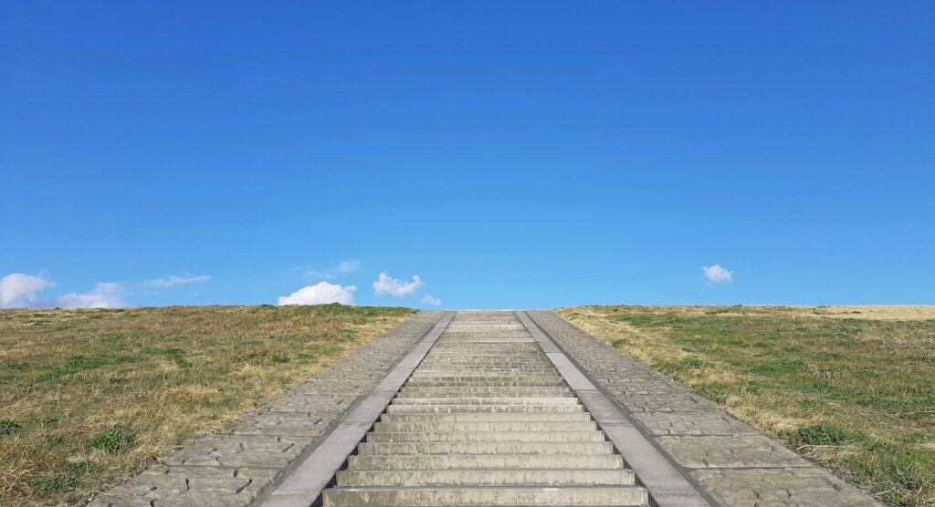 空に向かう階段。終活・死に対する準備ではない。