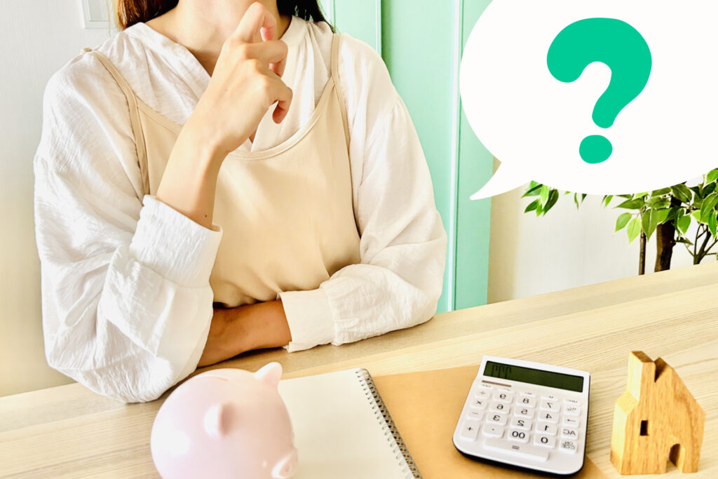 お金に悩む考える女性。家計お財布事情